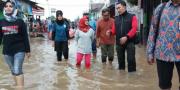 Siti Nur Azizah Ngampung ke Lokasi Banjir di Tangsel