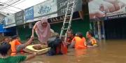 Pakai Alat Seadanya, Ibu & Bayi Usia Satu Bulan Dievakuasi dari Banjir di Ciledug