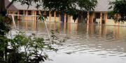 Diterjang Banjir, Aktivitas Belajar di SMPN 3 Pasar Kemis Diliburkan