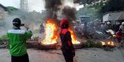 Demo ke Banten, Buruh Bakar Ban Lumpuhkan Jatiuwung