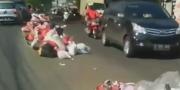 Video : Sampah Menumpuk di tengah Jalan Ciledug Kota Tangerang