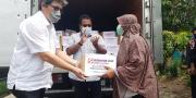 Sinar Mas Land Bersama Rano Karno Serahkan Paket Bingkisan Lebaran di Cipondoh