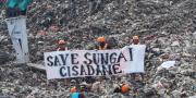 Protes Cisadane Tercemar, Aktivis Lingkungan Kubur Diri di TPA Cipeucang