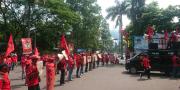 Diliburkan Sepihak, Massa Buruh Geruduk Kantor Wali Kota Tangerang
