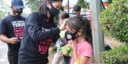 Melihat Polwan Cantik Bagi-bagi Masker Gratis di Tangerang