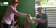 PMI Tangerang Distribusikan 650 Kg Pisang untuk Warga Terdampak COVID-19