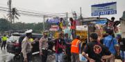 Jalan Licin, Truk Muatan Buah Tabrak Beton di MH Thamrin