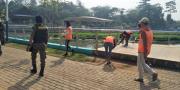 Tidak Pakai Masker, Puluhan Remaja 2 Jam Bersihkan Taman Kota 2 Tangsel