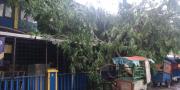 Hujan & Angin Kencang, Suasana di Cikokol Mencekam