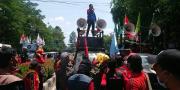 Tutup Jalan, Demo Tolak Omnibus Law Ciptaker di Cikokol Bikin Lalin Macet