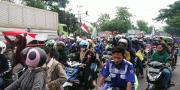 Kalah Jumlah Massa, Polisi Buka Akses Blokade Demonstran ke Jakarta