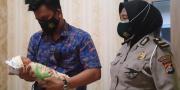 Satlantas Polresta Tangerang Bantu Bayi yang Ditemukan di TPU Sukamulya