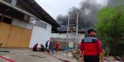 Pabrik Gorden di Neglasari Tangerang Ludes Terbakar