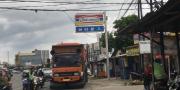 Waspada, Kabel Listrik Menjuntai di Jalan Raya Serang Tangerang