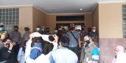 Wali Kota Tangerang Sulit Ditemui, Massa Demo Gusuran Tol JORR II Geram