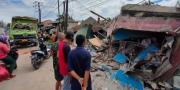 Truk Bawa Anak & Istri Tewas Tertusuk Besi Tabrak Rumah Warga Hingga Runtuh di Cangkudu Tangerang