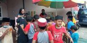 Kafe Sawarna Tangerang Berbagi Puluhan Es Teh Gratis Usai Salat Jumat