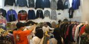 Wow, Baju Bekas Ini Harganya Rp10 Juta di Tangerang Collecthrift Bale Kota