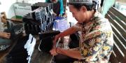Pengrajin Peci di Tangerang Laris Manis saat Ramadan