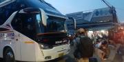 Terminal Bus Bayangan di Ciputat Tangerang Selatan Dipadati Pemudik