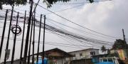 Tolong Pak Wali Kota, Kabel-kabel di Sepanjang Bundaran Pamulang Ini Semakin Parah Tergelantung 