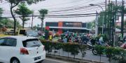 Kerumunan Ojol di McD Tangerang Tidak Dibubarkan Petugas, Netizen: Kemarin Jackloth Ditutup!