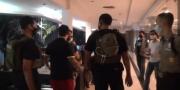 Bule Tanpa Busana Ngamuk di Apartemen Western Tangerang, Sebut Banyak Germo