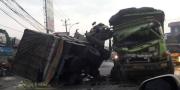 Dua Dump Truk Adu Banteng di Jalan Raya Serang 