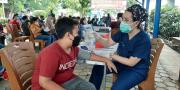 Dapat Doorprize, Warga Serbu Vaksinasi di Disnaker Kota Tangerang