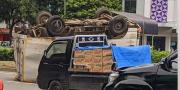 Ban Pecah, Mobil Boks Terguling di Jalan Pahlawan Seribu Tangsel