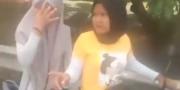 Dua Remaja Wanita Berboncengan Motor Masuk Tol Tangerang-Jakarta
