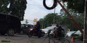 Kabel Melintang di Jalan MH Thamrin Tangerang Bikin Macet