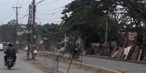 Berbahaya! Kabel Semrawut dan Menjuntai di Jalan Perancis Tangerang