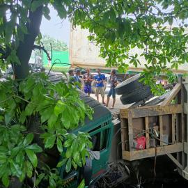 Ban Rusak, Truk Tronton Kecelakaan di Tol Tangerang-Merak