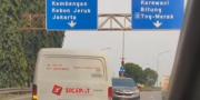 Nekat! Mobil Lawan Arah di Exit Tol Cikokol Tangerang