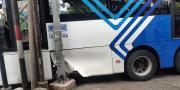 Bus Transjakarta Rusak Tabrak Tiang Rambu di Halte Puri Beta Tangerang