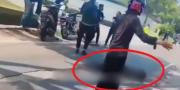 Hantam Lubang, Pemotor Wanita Jatuh Terkapar di Jalan Raya Serang Balaraja