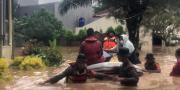 Banjir Terjang Serang, Brimob dan Polairud Banten Bantu Evakuasi Korban