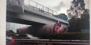 Truk Trailer Tersangkut di Jembatan Tol Tangerang, Evakuasi Sulit