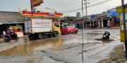 Warga Tangerang, Simak Tips Mengemudikan Mobil di Jalan Rusak