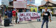 Warga Demo Jalan Juanda dan Garuda Rusak, Desak Pemkot dan AP2 Tuntaskan Persoalan