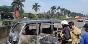 Minibus Bermuatan Jeriken Solar Terbakar di Tol Jakarta-Merak