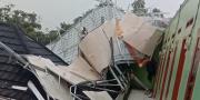 Atap Kontrakan Lepas Tersapu Angin Kencang di Tigaraksa Tangerang