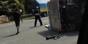 Mobil Boks Terguling Akibat Pecah Ban di Tol Tangerang-Merak