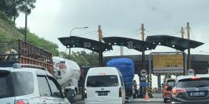 Kendaraan dari Arah Tangerang Padati Jalur Wisata Pantai Anyer 
