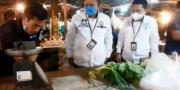 Pedagang di Pasar Cikupa Tangerang Ketahuan Curangi Timbangan