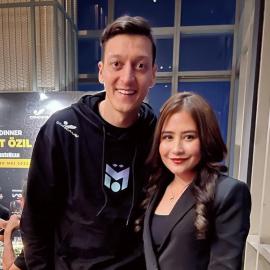  Foto Bareng Mesut Ozil, Prilly Mau Ajak Gabung ke Persikota Tangerang?