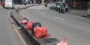Jorok! Sampah Bertebaran di Jalan Raya Serang Cikupa Tangerang  