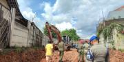 Bikin Jalan Licin, Aktivitas Pengurukan Tanah di Curug Tangerang Disegel Satpol PP