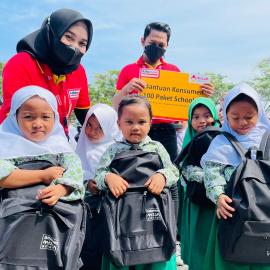 Ratusan Siswa SD di Kampung Nelayan Mauk Tangerang Dapat Donasi Perlengkapan Sekolah